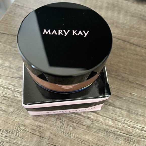 Mary Kay Silky Setting Powder (Light Medium Bronze) - Picture 3 of 3
